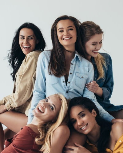 Mujeres felices en el salón